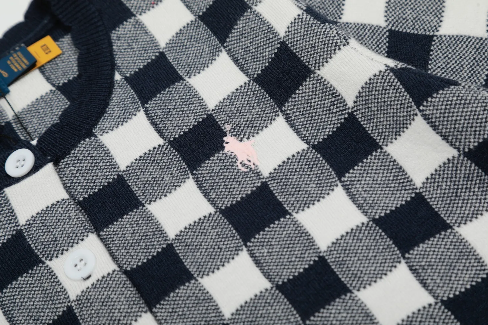 P166 💰 "Top quality" Style number: DS115# (on sale all year round) [Ralph Lauren plaid jacquard basic pony embroidered logo knitted cardigan short-sleeved] ✅Ralph Lauren all-match goddess style plain plaid knitted cardigan short-sleeved for all seasons ✅Main provider of platform live broadcast Wholesale entities ✅ZP quality 1:1 version Scan the code to enter the GF website Counter quality ✅Detailed quality The only one in Guangzhou Imported quality cotton yarn, focusing on high-end, cost-effective, good quality needless to say ✅The version restores the original version, loose, comfortable and stress-free, simple is high-end, classic is eternal, ✅The upper body is simple and easy to match, a must-have for goddess ootd. Good-looking clothes are never picky. A must-have in the goddess' wardrobe. Size: S-L Color: Navy Gray Yellow Pink Light Blue Red